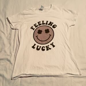 FEELING LUCKY Women's Medium St Patrick's Day t-shirt White Smiley Face
